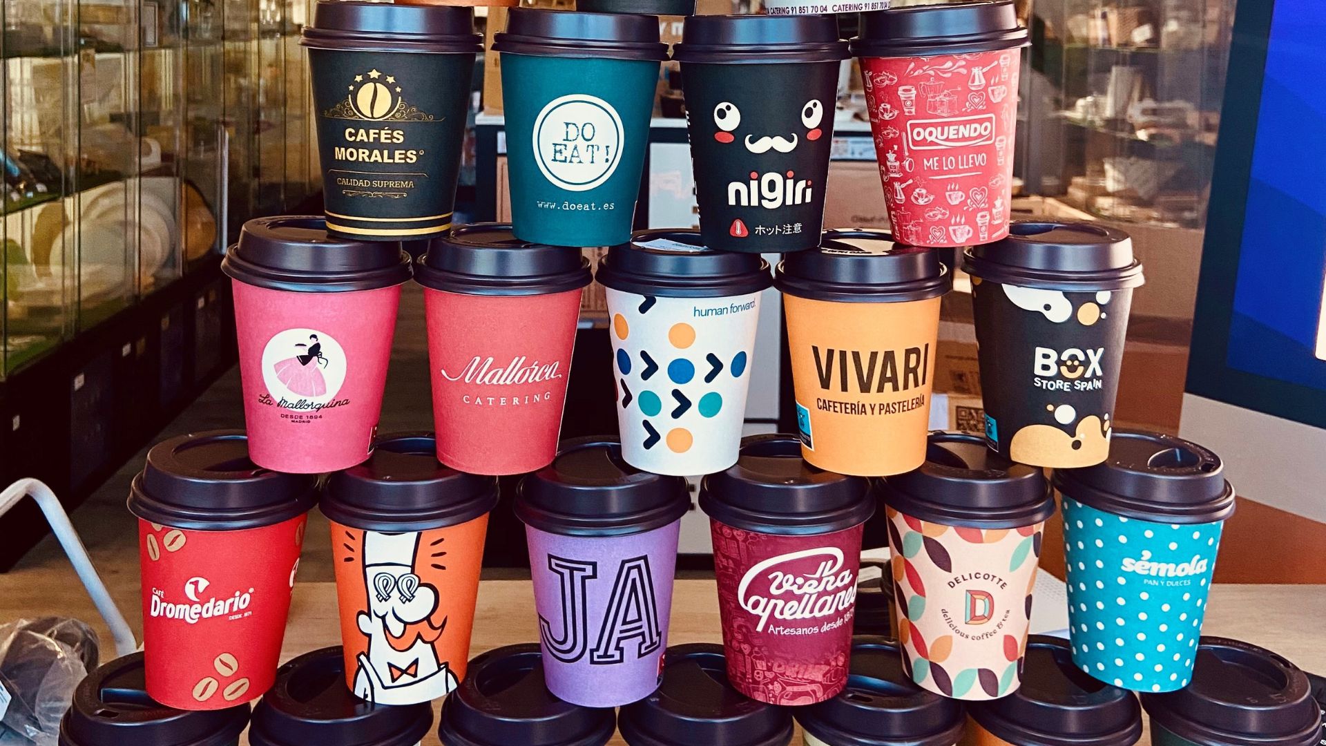 El boom de las cafeterías de especialidad impulsa la personalización del vaso de café